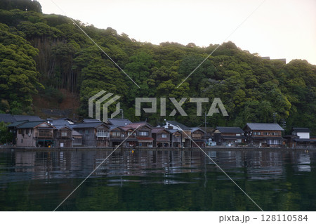 海の京都　伊根浦公園から見る舟屋群17 128110584