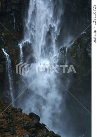 日光  華厳の滝の水しぶき 128110725