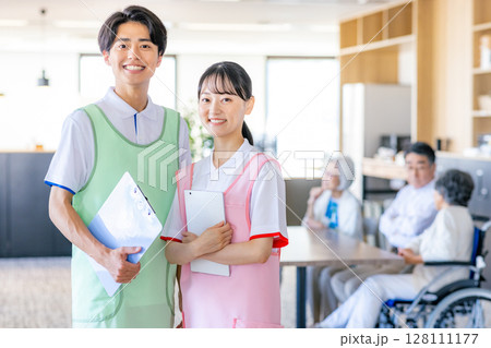 介護施設で働く若い男女の介護士 老人ホーム 128111177