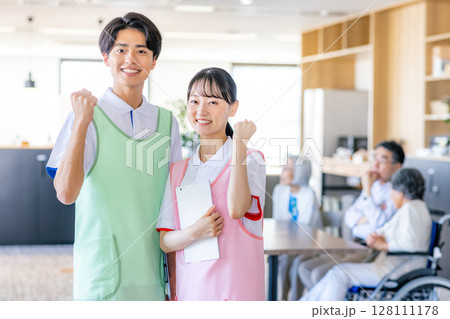 介護施設で働く若い男女の介護士 老人ホーム 介護施設で働く若い男女の介護士 老人ホーム 128111178