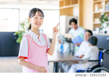 介護施設で働く若い男女の介護士 老人ホーム 介護施設で働く若い男女の介護士 老人ホーム 128111183