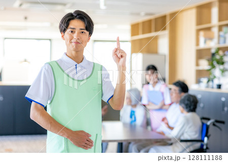 介護施設で働く若い男女の介護士 老人ホーム 128111188