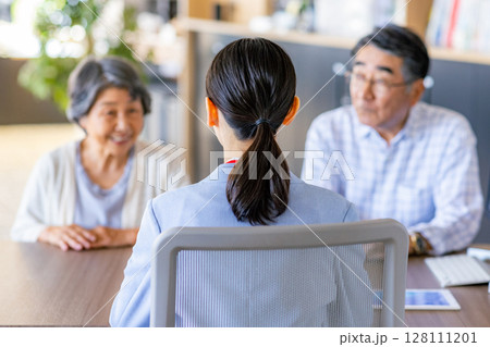 窓口に相談するシニア夫婦 128111201