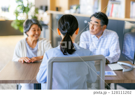 窓口に相談するシニア夫婦 128111202
