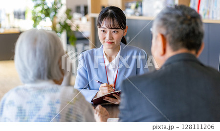 窓口に相談するシニア夫婦 128111206