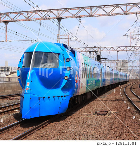 南海 粉浜駅を通過する特急ラピート 南海 粉浜駅を通過する特急ラピート 128111381