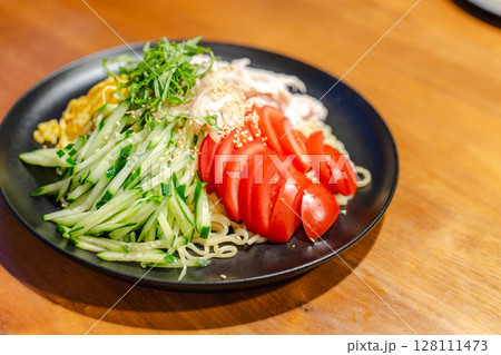 具だくさんの冷やし中華と夕食のひととき 具だくさんの冷やし中華と夕食のひととき 128111473