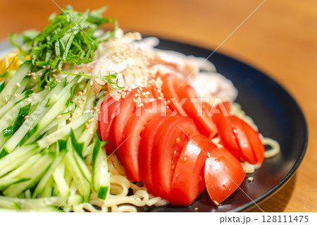 具だくさんの冷やし中華と夕食のひととき 具だくさんの冷やし中華と夕食のひととき 128111475