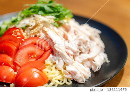 具だくさんの冷やし中華と夕食のひととき 128111476