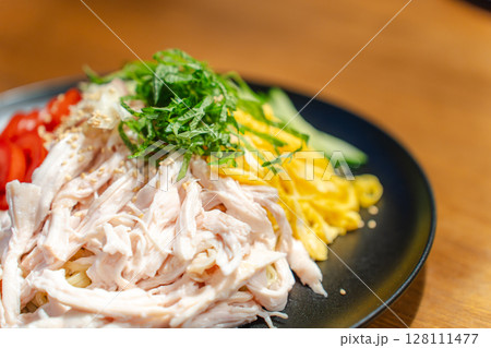 具だくさんの冷やし中華と夕食のひととき 128111477