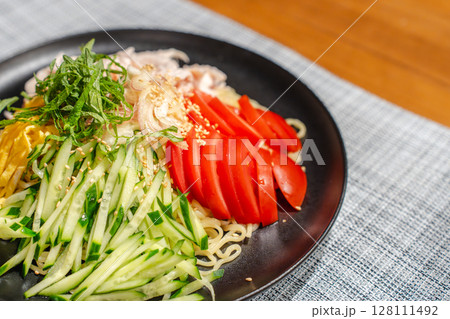 具だくさんの冷やし中華と夕食のひととき 具だくさんの冷やし中華と夕食のひととき 128111492