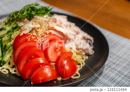 具だくさんの冷やし中華と夕食のひととき 128111494