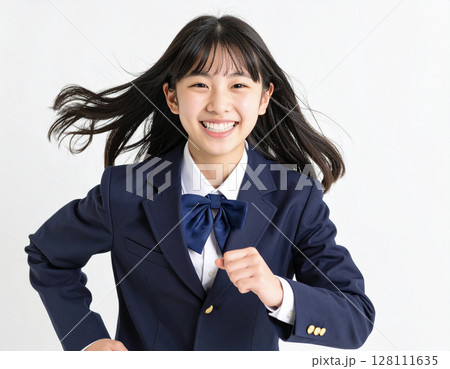AI生成画像　白背景の走る女子高生 128111635