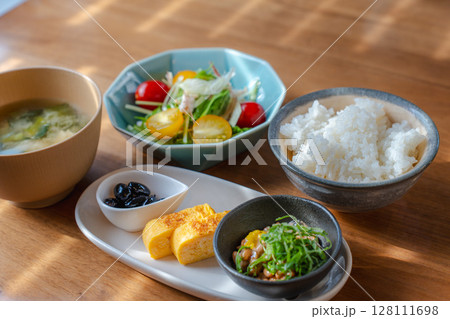 納豆と味噌汁のヘルシーな和朝食 納豆と味噌汁のヘルシーな和朝食 128111698