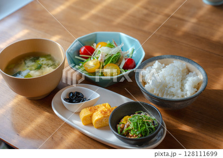 納豆と味噌汁のヘルシーな和朝食 納豆と味噌汁のヘルシーな和朝食 128111699