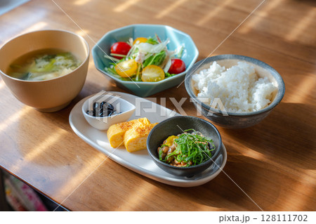 納豆と味噌汁のヘルシーな和朝食 納豆と味噌汁のヘルシーな和朝食 128111702