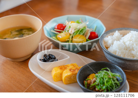 納豆と味噌汁のヘルシーな和朝食 納豆と味噌汁のヘルシーな和朝食 128111706