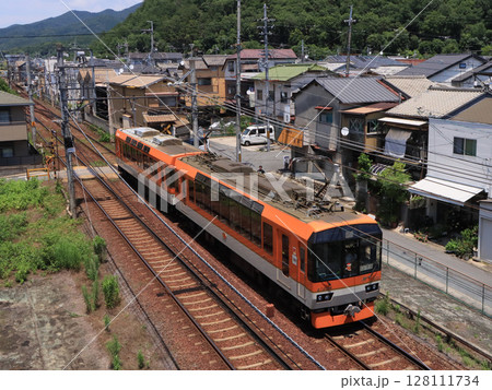 叡山電鉄 宝ヶ池駅付近を走る900系きらら 叡山電鉄 宝ヶ池駅付近を走る900系きらら 128111734