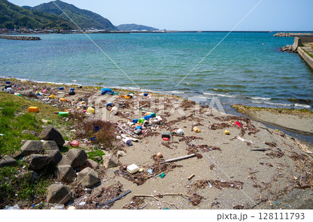 砂浜に打ち上げられた漂着ごみ 128111793