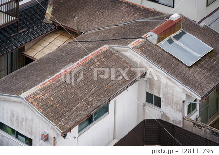 劣化したスレート屋根 128111795