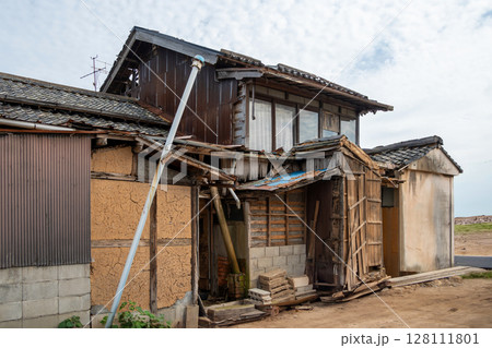 ボロボロの空き家 128111801