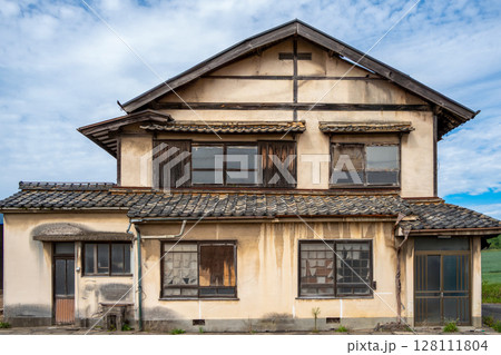 古い空き家 128111804