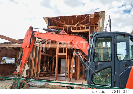 古い木造住宅の解体現場 128111810