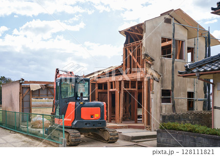古い木造住宅の解体現場 古い木造住宅の解体現場 128111821