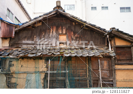 ボロボロの空き家 ボロボロの空き家 128111827