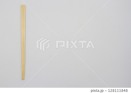 白背景に割り箸 白背景に割り箸 128111848