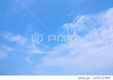 7月の青空と白い雲 7月の青空と白い雲 128111900