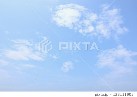 7月の青空と白い雲 128111903