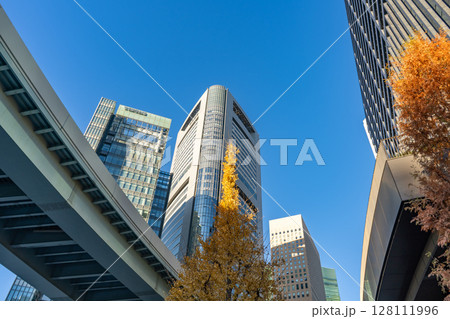 東京都港区　汐留シオサイトの高層ビルが並ぶ風景 128111996
