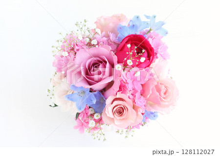 バラとデルフィニウムのアレンジ 128112027