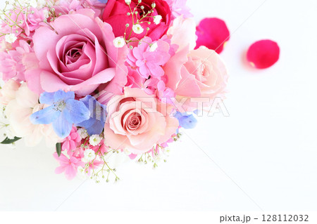 バラとデルフィニウムのアレンジ 128112032