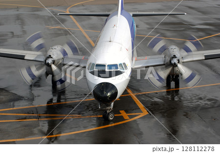 空港に到着したプロペラ機 128112278