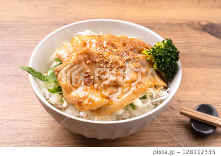 豚しょうが焼き丼 128112335