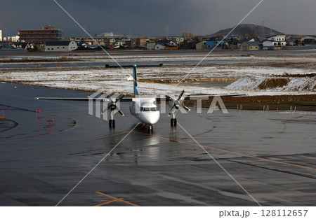 冬の空港に到着したプロペラ機 冬の空港に到着したプロペラ機 128112657