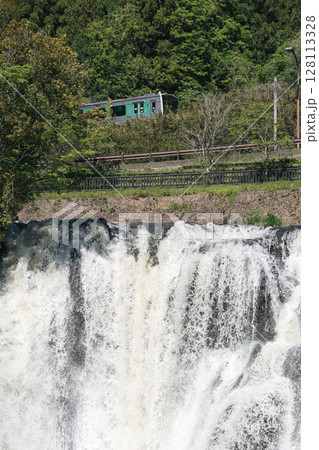 滝の上を走る列車 128113328