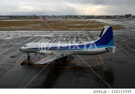 冬の空港に到着したプロペラ機 128113395