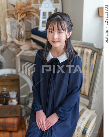 ワンピースを着た女の子のポートレート 128113833
