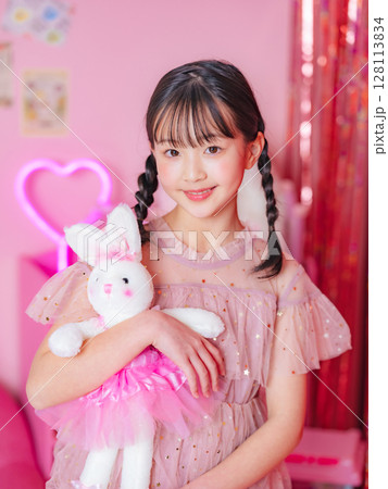 ピンクの部屋で撮影した女の子のポートレート ピンクの部屋で撮影した女の子のポートレート 128113834