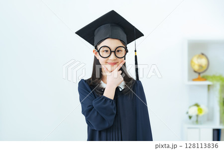 博士の衣装を着た女の子 博士の衣装を着た女の子 128113836