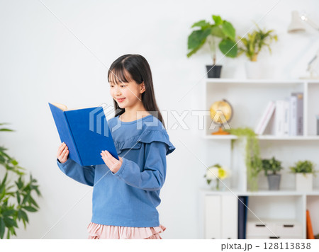 本を読む女の子 本を読む女の子 128113838