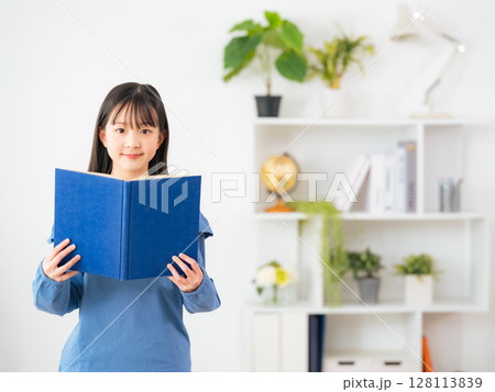 部屋で本を読む女の子 部屋で本を読む女の子 128113839
