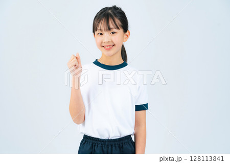 ガッツポーズする体操服を着た女の子 ガッツポーズする体操服を着た女の子 128113841