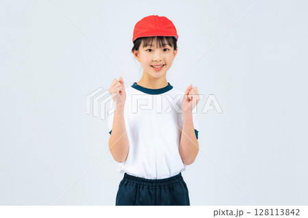 ガッツポーズする体操服を着た女の子 128113842