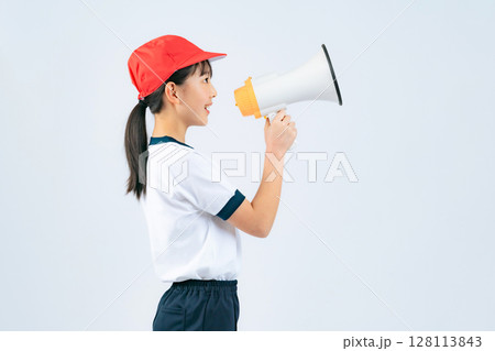 拡声器で応援する体操服を着た女の子 128113843