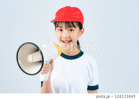 拡声器で応援する体操服を着た女の子 拡声器で応援する体操服を着た女の子 128113845