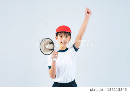 拡声器で応援する体操服を着た女の子 拡声器で応援する体操服を着た女の子 128113846